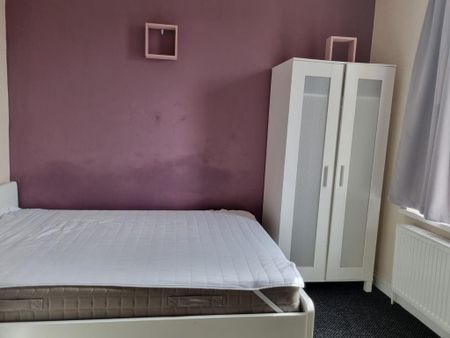 1 bedroom in a house share to rent - Photo 3