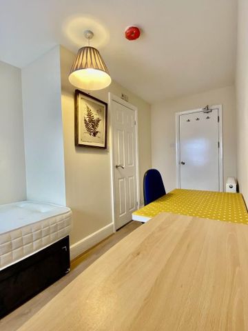 4 bedroom semi-detached house to rent - Photo 2