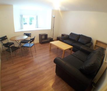 2 bedroom flat to rent - Photo 2
