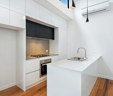 Stylish as new with lofty cathedral style ceilings - Photo 4