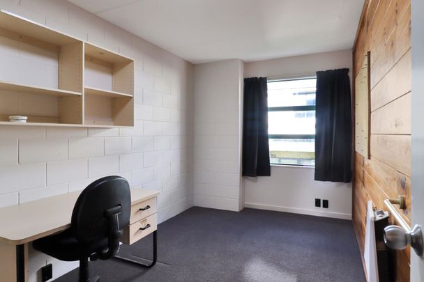 5 BEDROOM LIVING! - Photo 1