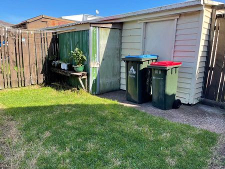 2 bedroom house (optional to rent a 2 bedroom sleepout) - Photo 4