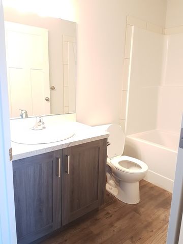 Modern, Pet Friendly 3 Bed Townhouse with Garage & Fenced Yard! - Photo 2