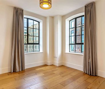 Luxury three bedroom duplex apartment a minute away from the station - Photo 6