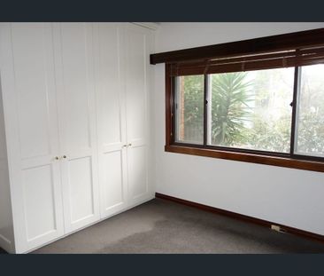 Well-Presented and Cosy Flemington Home - Photo 3