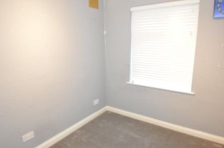 4 bedroom semi-detached house to rent - Photo 4