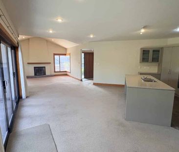 EXCLUSIVE AND EXECUTIVE IN HAVELOCK NORTH - Photo 3