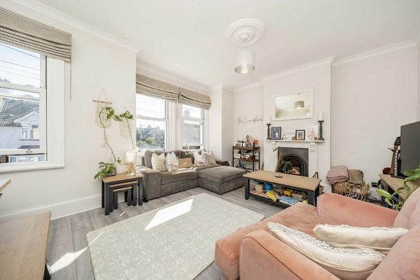 4 bedroom flat to rent - Photo 1