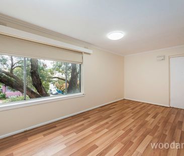 Spacious living - Photo 2