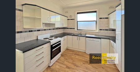 SPACIOUS FAMILY HOME - Photo 5