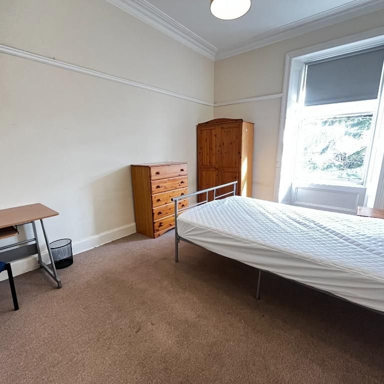 4 bedroom flat to rent - Photo 1