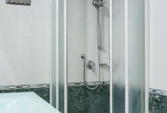 Trastevere: Furnished, modern 2 Bedroom, 2 bath, spacious living room, brgiht, silent, air conditioning. Located in beautiful private complex. #1168