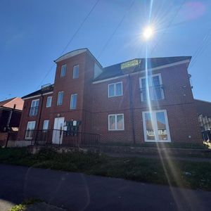 1 bed Flat - To Let - Photo 2