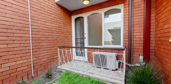 Spacious Malvern Unit with Retro Charm & Convenient Living - Photo 2