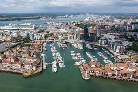 Centenary Plaza, Southampton SO19 - Photo 2