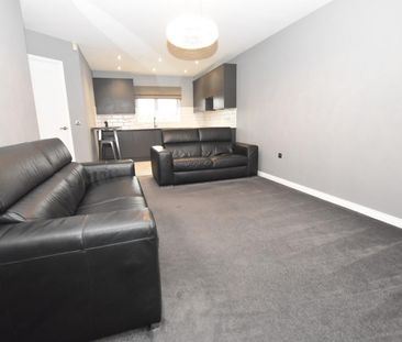 2 bedroom Flat To Let - Photo 2