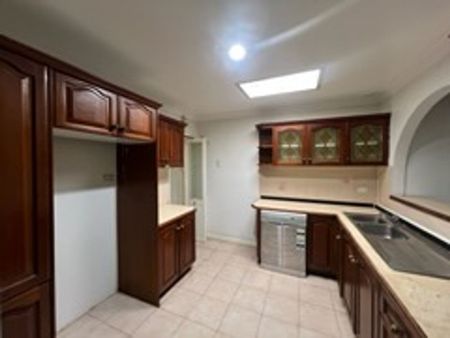 Spacious Family Home in Prime Chipping Norton Location - Photo 4