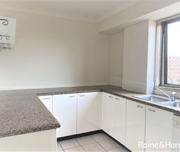 Furnished 2-bedroom apartment in the heart of Kingsford - Photo 5