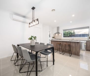 Modern chic, bright and spacious home in quiet convenient location - Photo 3