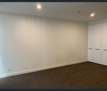 PERFECTLY POSITIONED STUDIO APARTMENT! - Photo 1