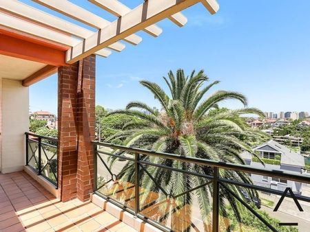 Spacious 3 Bedroom Apartment with City View - Photo 5