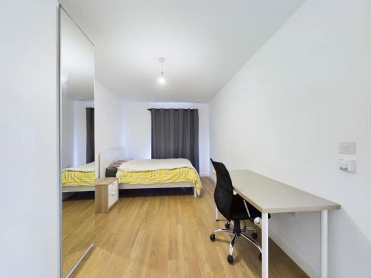 2 bedroom flat in Naomi Street - Photo 1