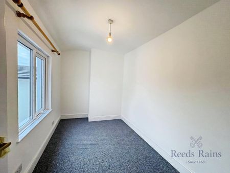 3 bedroom end of terrace house to rent - Photo 3