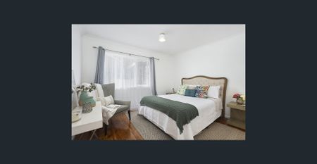 House centrally located - Photo 3