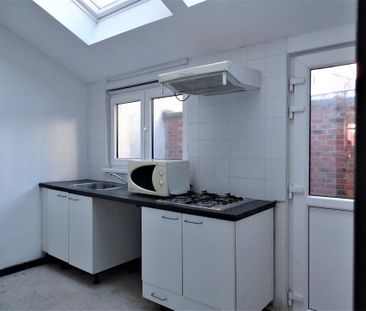 Gezellige en ruime rijwoning met 3 slaapkamers op toplocatie! - Photo 1