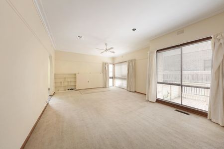 4 Luckins Rd, Bentleigh VIC 3204 - House For Rent | Domain - Photo 3