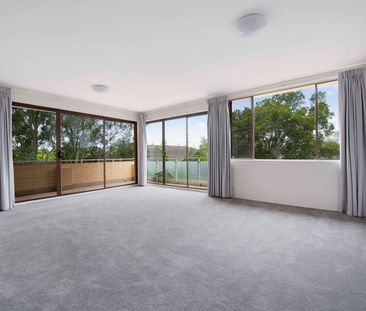 Top Floor 3-Bed Apartment with Ocean Breezes & Prime Location - Photo 3