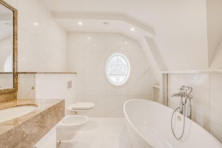 12 Bedroom Detached To Let - Photo 4