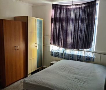 Room in a Shared House, Shirley Gardens, IG11 - Photo 3