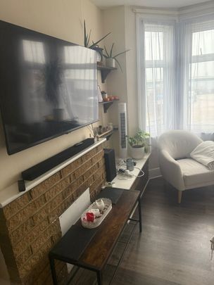 3 Bed End Terrace, Elgar Road South, RG2 - Photo 1