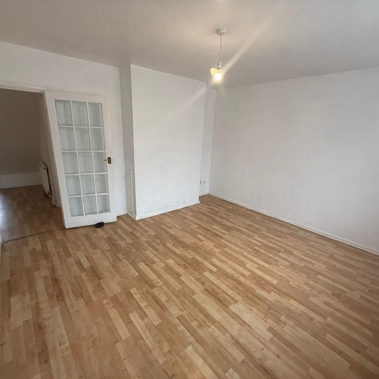 4 bedroom end of terrace house to rent - Photo 1