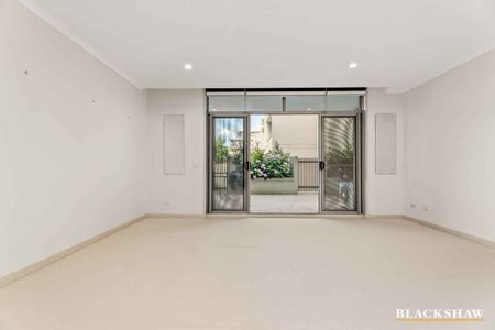 Ground floor courtyard apartment in The National - Photo 3