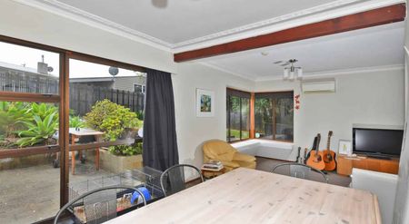 Private 3-bedroom Home - Photo 2