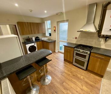 3 bedroom flat to rent - Photo 3