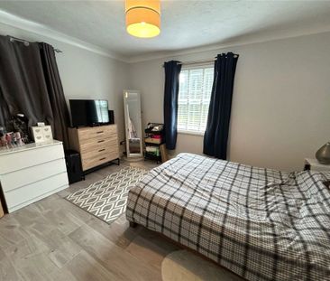 2 Bedroom Flat / Apartment - Lower Northam Road, Hedge End - Photo 2