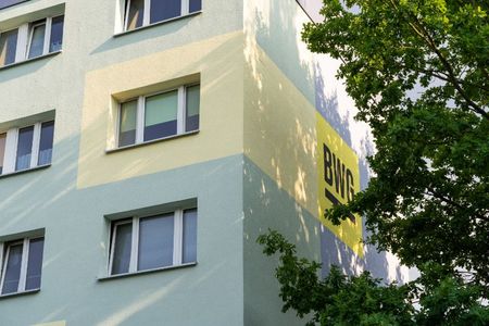 Attraktive Wohnung im Herzen von Halle-Neustadt - Küche und Bad mit Fenster - Foto 3