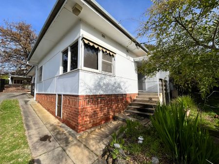 Stylish 3-Bedroom Home in Central Albury - Photo 4