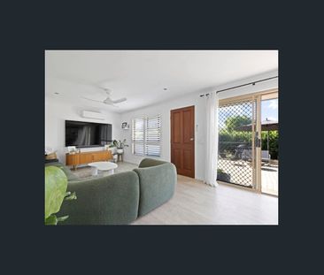 Easy Living in Ashmore – Private Duplex with Large Yard & Alfresco - Photo 2