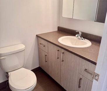 IMPECCABLE 3 1/2 FRAIS RÉNOVÉ - TOUT BÉTON - QUALITÉ/PRIX! - Photo 2