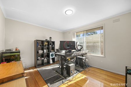 Light filled three bedroom residence in convenient location - Photo 2