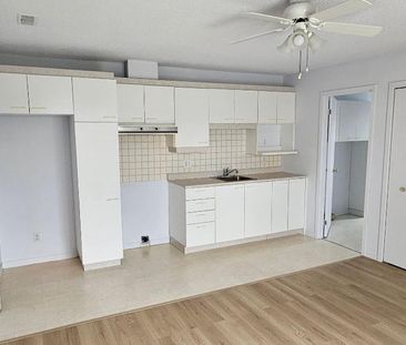 3½, propre, tranquille et près de tous les services. - Photo 2