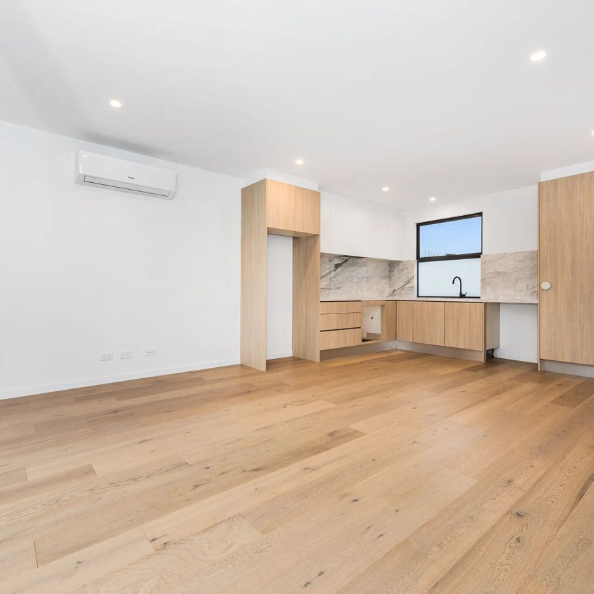 Ultra-modern home close to everything! - Photo 1