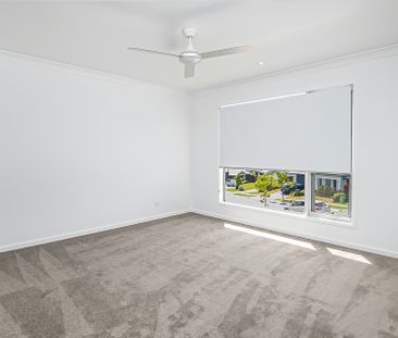 Near New Two Storey Home with views! - Photo 5