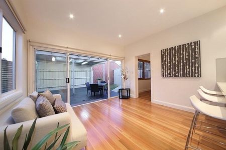 ART DECO – MCKINNON COLLEGE ZONE! - Photo 3
