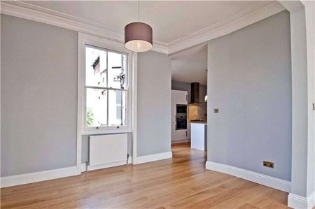 A bright and spacious three bedroom mansion flat in the heart of Bedford Park. - Photo 2