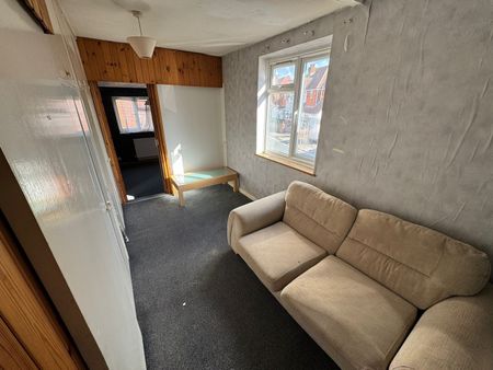 4 Bed Flat, Deacon Road, SO19 - Photo 2